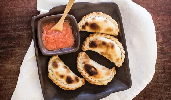 La empanada salteña bien puede ser una entrada o el plato principal de un almuerzo o cena.