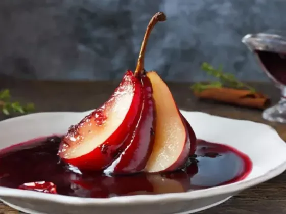 Peras al vino tinto: postre fácil y sofisticado